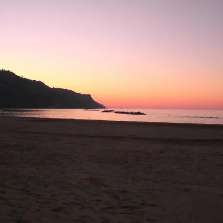 Casa Del Teatro Con Splendida Terrazza Di Fronte Al Teatro Rossini Πέζαρο